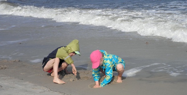 niños-jugando-playa