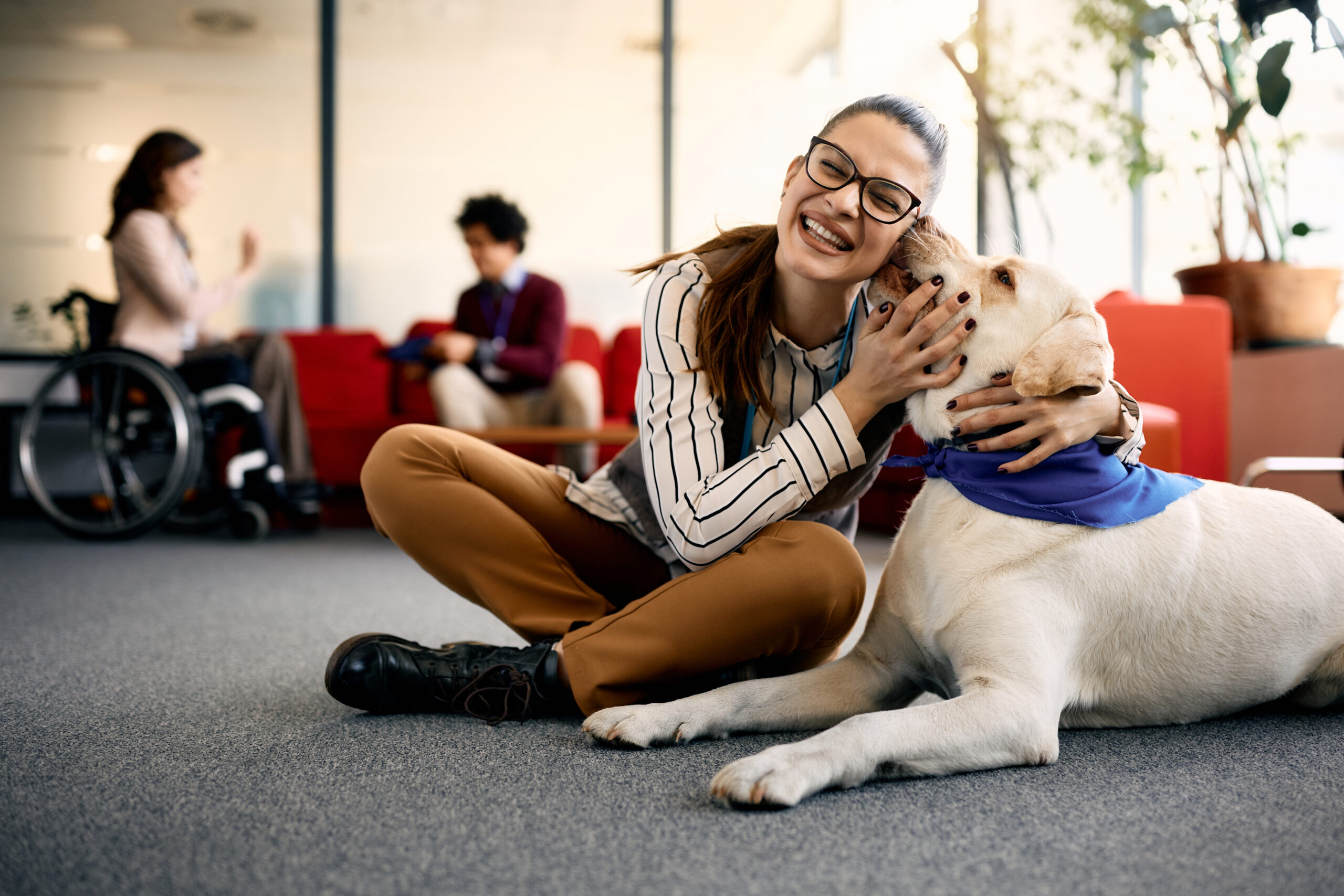Happy businesswoman enjoying with therapy dog in the office. smiling woman embraces dog in open office space 2026 01 06 10 09 02 utc scaled